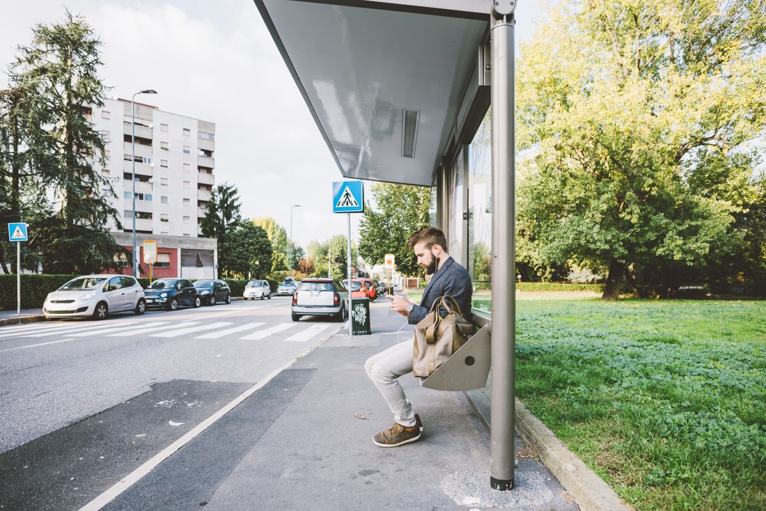 Auto auf der Straße – Führerscheinentzug und MPU überwinden